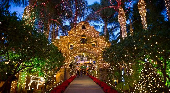 Вход отеля украшен для Рождества в the Mission Inn Hotel. Около 4 миллионов огней украшают арку для праздника